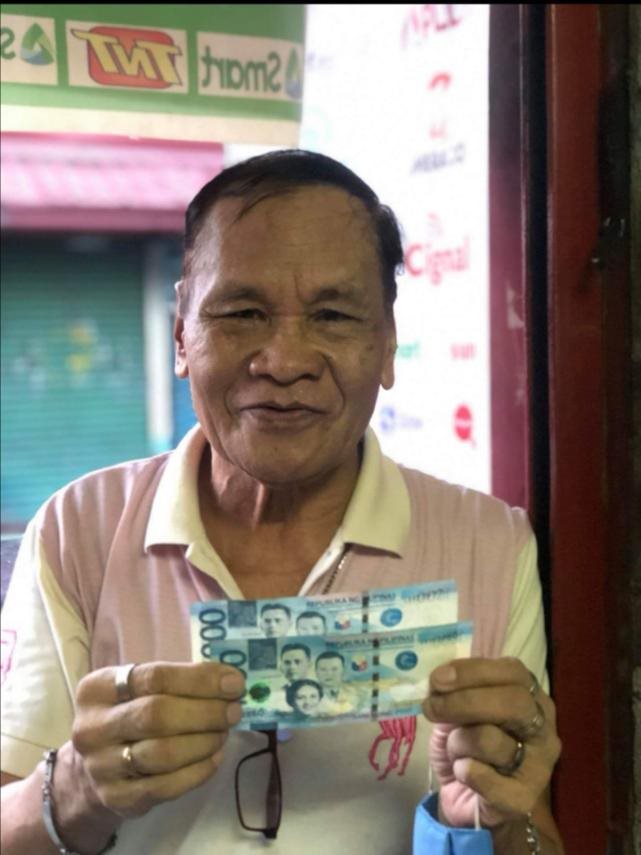 Quezon City residents receive financial aid from local gov’t through PayMaya